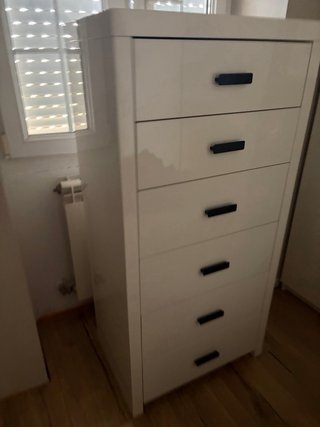 Cómoda blanca de madera