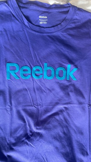Camiseta Reebok Morada con Logo Teal