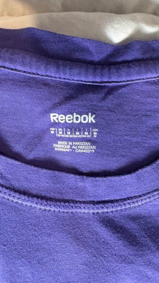 Camiseta Reebok Morada con Logo Teal