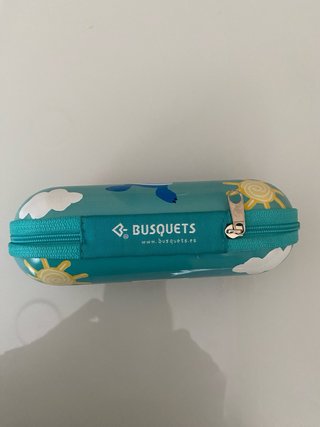 Funda de gafas Busquets infantil con dos lápices.