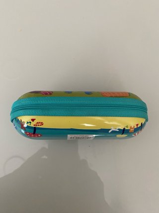 Funda de gafas Busquets infantil con dos lápices.