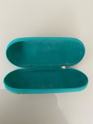 Funda de gafas Busquets infantil con dos lápices.