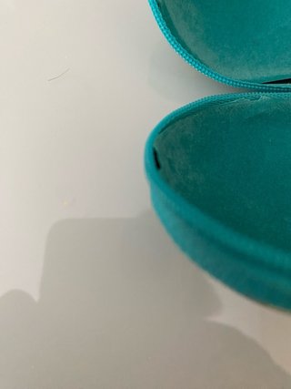 Funda de gafas Busquets infantil con dos lápices.