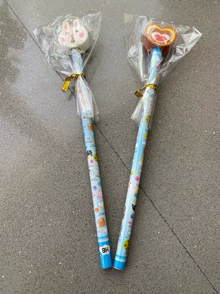 Funda de gafas Busquets infantil con dos lápices.