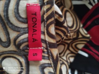 Vestido de verano con cinturón rojo