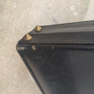Maletín de piel negro con detalles dorados