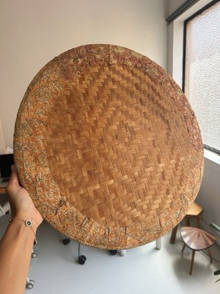 Mesita auxiliar artesanal vintage con cesta.