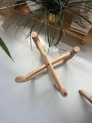 Mesita auxiliar artesanal vintage con cesta.