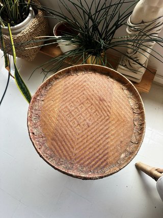 Mesita auxiliar artesanal vintage con cesta.