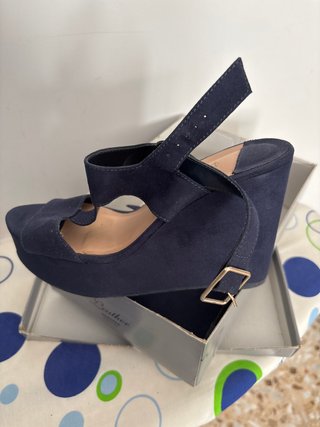 Sandalias cuña Stradivarius azul marino