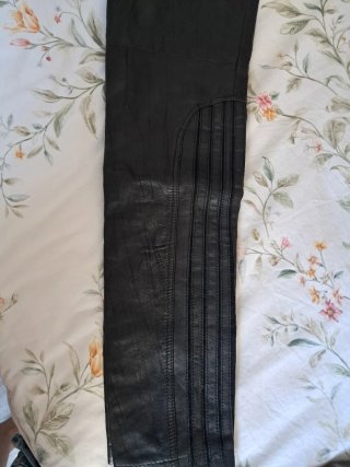 Pantalón efecto piel