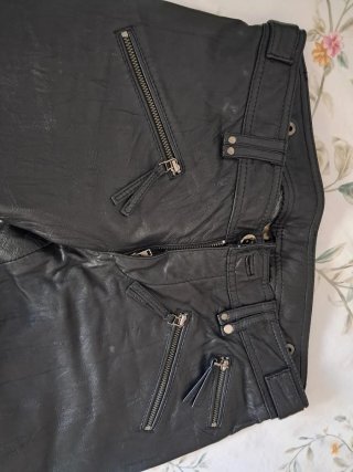 Pantalón efecto piel