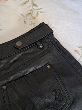 Pantalón efecto piel