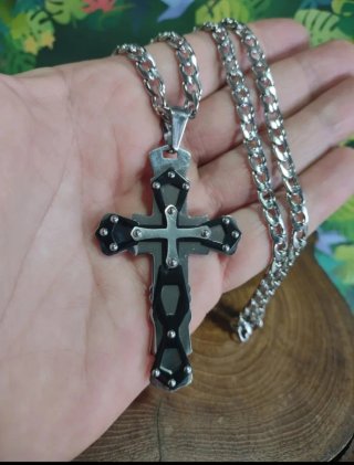 Colgante Acero Cruz Gótica Negra y Plateada