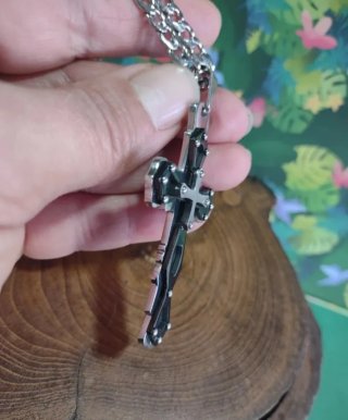 Colgante Acero Cruz Gótica Negra y Plateada