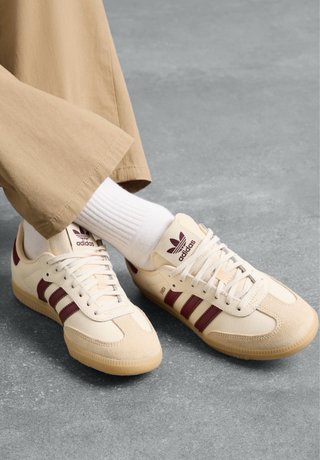 Zapatillas Adidas Beige y Rojo