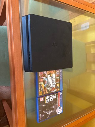 PS4 Slim Negra + 2 Juegos