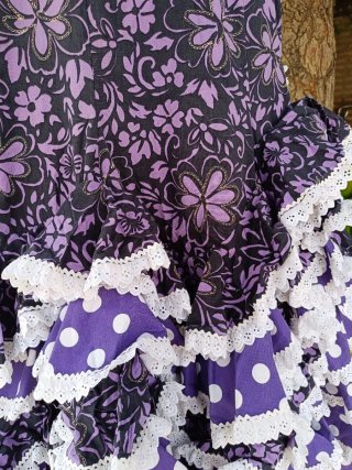 Traje de flamenca morado y negro