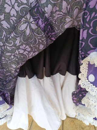 Traje de flamenca morado y negro
