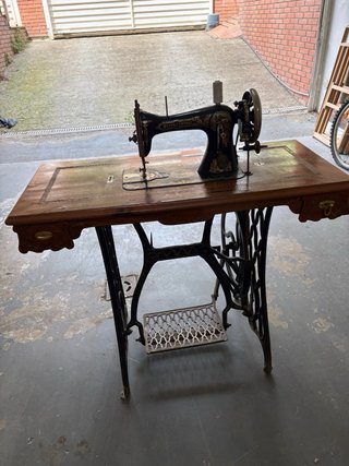 Máquina de coser antigua Vesta Central