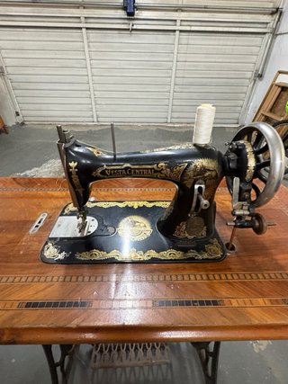 Máquina de coser antigua Vesta Central