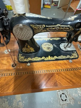 Máquina de coser antigua Vesta Central