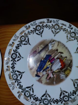 Plato de porcelana con borde dorado