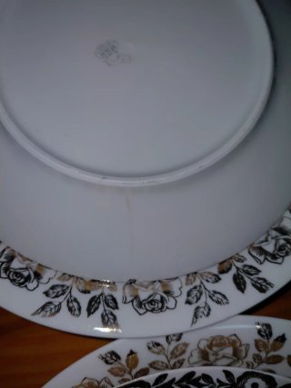Plato de porcelana con borde dorado