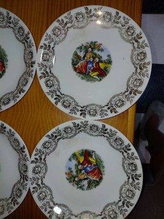 Plato de porcelana con borde dorado