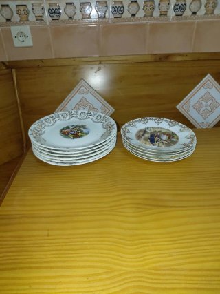 Plato de porcelana con borde dorado