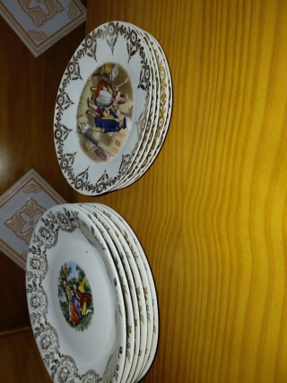 Plato de porcelana con borde dorado