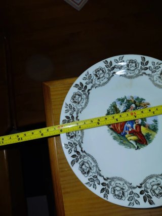 Plato de porcelana con borde dorado