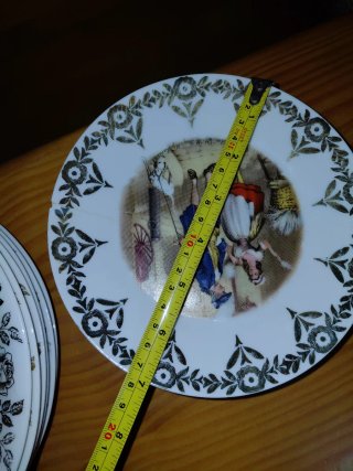 Plato de porcelana con borde dorado