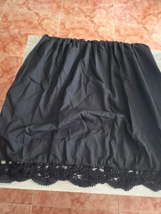 Vestido negro con volantes y encaje