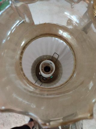 Lámpara de techo dorada con tulipas