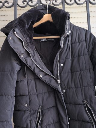 Abrigo acolchado con capucha negro Zara