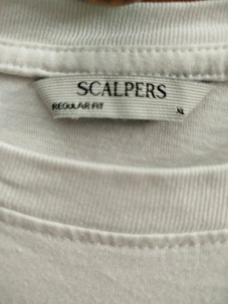 Camiseta Scalpers blanca con calavera