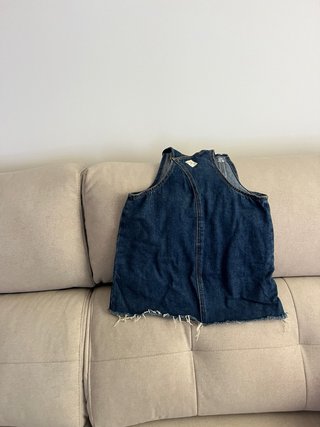 Vestido vaquero con tirantes y rotos