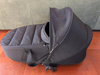 Alcofa Stokke para bebé  - Negra  Com adaptadores