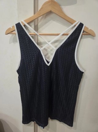Top cruzado estampado