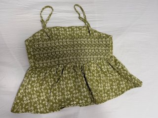 Top verde con estampado floral