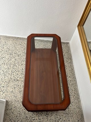 Mesa de centro madera y cristal.