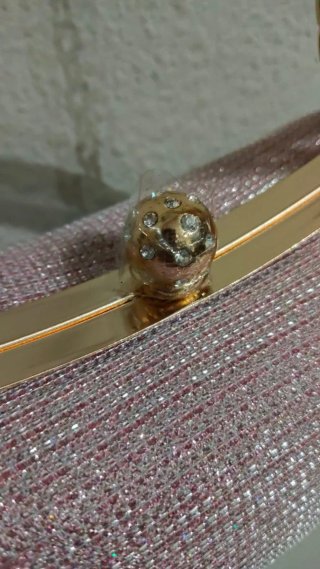Bolso fiesta rosa con pedrería y asa dorada