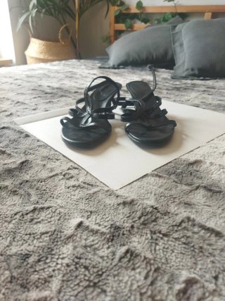 Sandalias de tiras negras