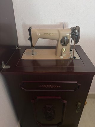 Máquina de coser SINGER con mueble
