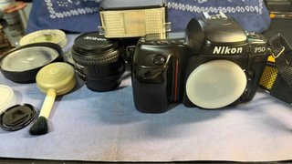 Nikon F50 con objetivo AF Nikkor 50 mm 1:1.4