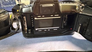 Nikon F50 con objetivo AF Nikkor 50 mm 1:1.4