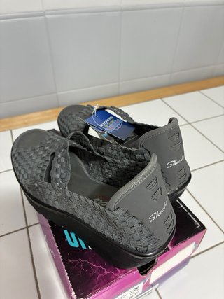 Sandalias Skechers grises sin uso.
