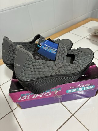 Sandalias Skechers grises sin uso.