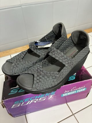 Sandalias Skechers grises sin uso.